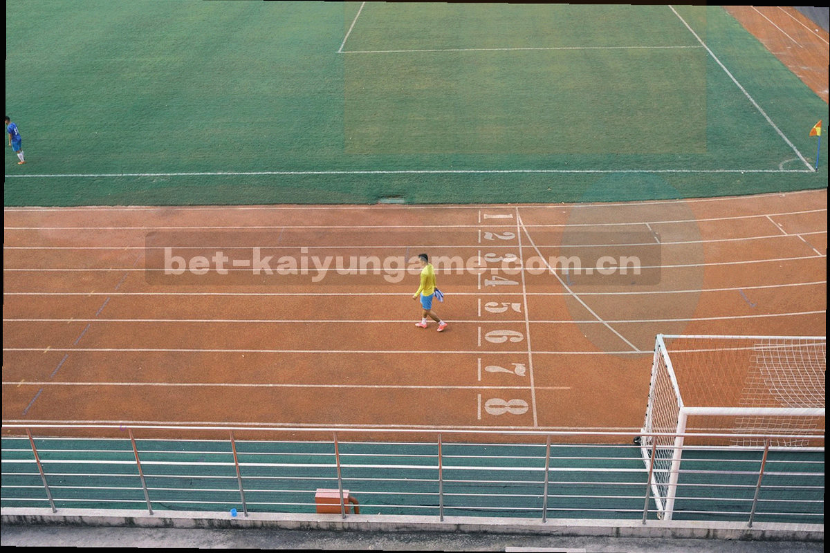 深色战术板上的白色跑位线与荧光绿高亮节点