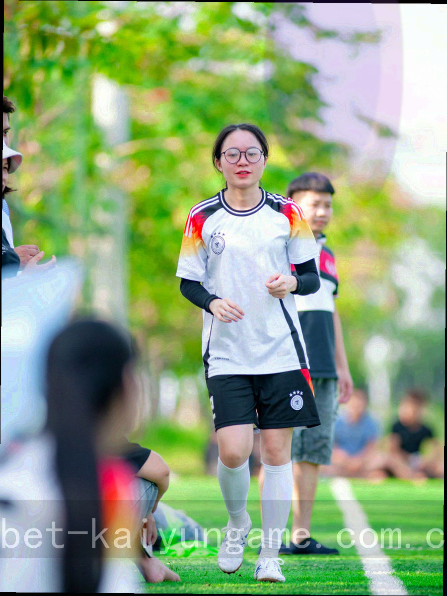 移动端赛事专区收藏与下载按钮的界面示意，画面中无真实人物
